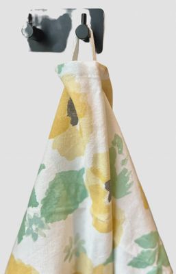 katoenen theedoek Sagaform met gele bloemen en ophanglus voor keuken
