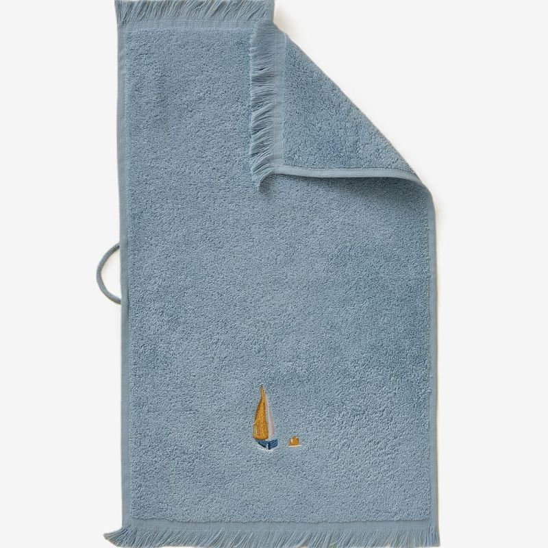 Lichtblauwe katoenen gastendoek 30x50 cm met zeilboot borduursel