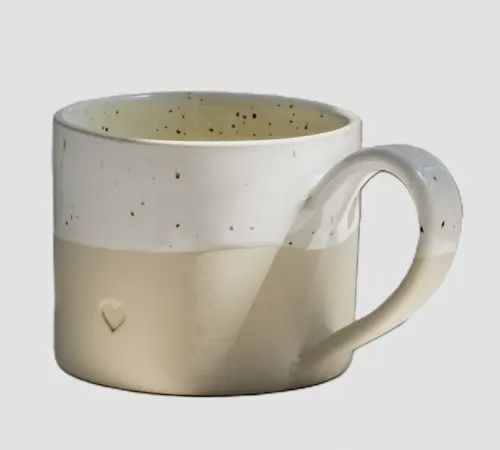 Eulenschnitt koffiekopje met hartje van stoneware handgemaakt keramiek kopje beige wit