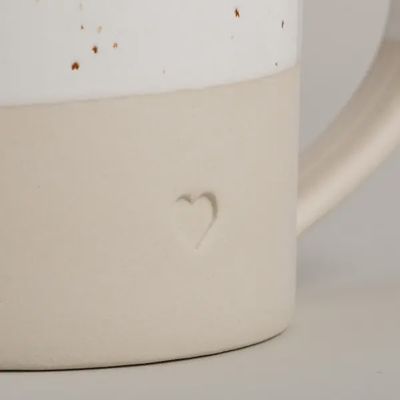 Eulenschnitt koffiekopje met oor met hartje van stoneware handgemaakt keramiek kopje beige wit
