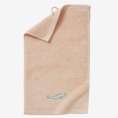 Roze katoenen gastendoek 30x50 cm met blauwe vis borduursel