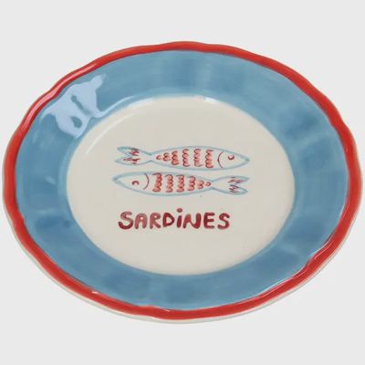 Stoneware bord 21 cm met sardines illustratie en blauwe rand voor tapas of borrelplank