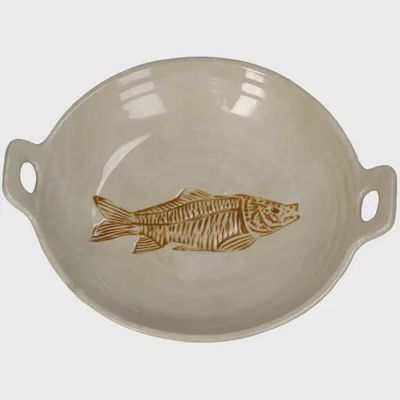 Stoneware kom 22,5 cm beige met bruin visdetail en handgrepen voor salades of pasta