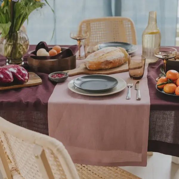 Stonewashed linnen tafelloper oud roze lila 40 x 150 cm handgemaakt in Litouwen
