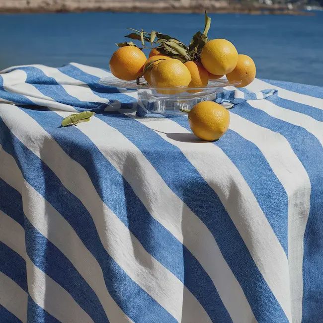 rond linnen tafelkleed blauw wit gestreept 140 cm op tafel met zomerse setting