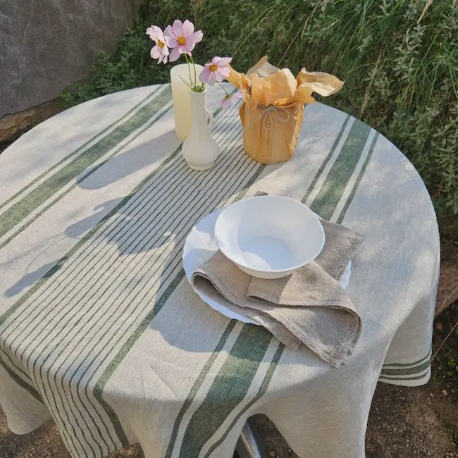 rond linnen tafelkleed groen wit gestreept 140 cm op gedekte tafel buiten