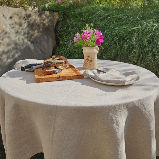 rond linnen tafelkleed naturel 140 cm op gedekte tafel