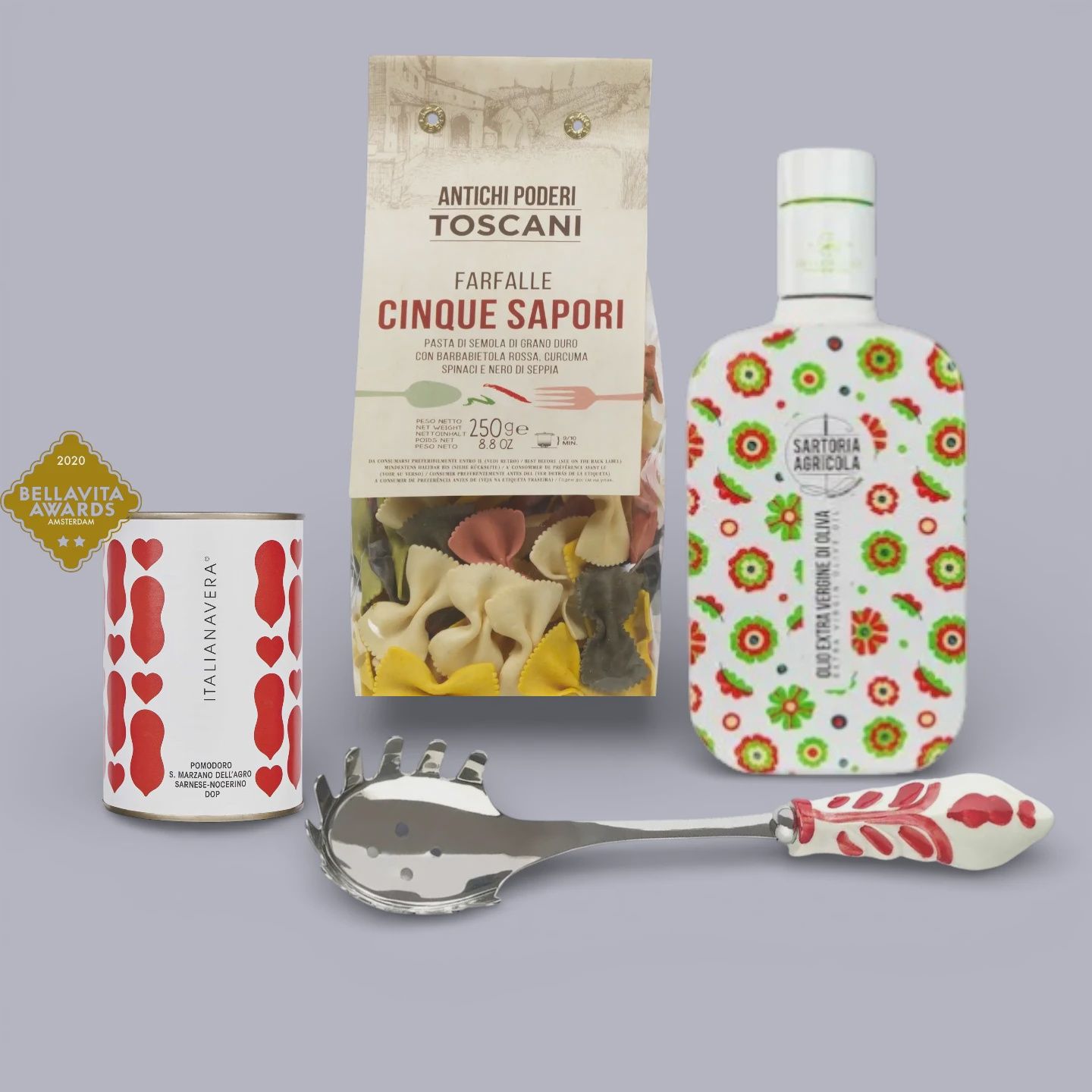 Italiaans pasta kookpakket met pasta, tomaten en olijfolie op tafel