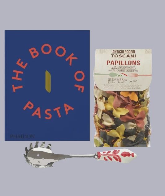 pasta cadeaupakket met kookboek, pasta en pastalepel op tafel