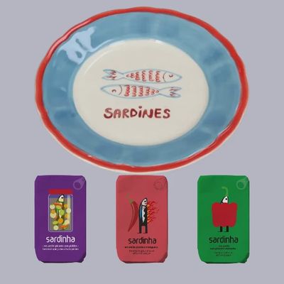 sardine borrelset met bordje en blikjes sardines