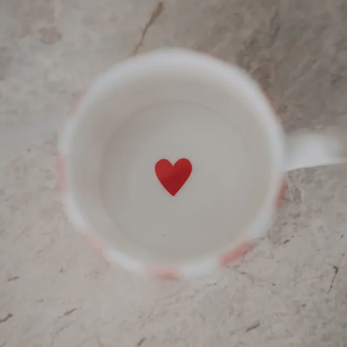 Koffiekopje met rood hartje aan de binnenkant