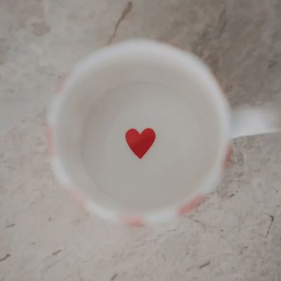 Koffiekopje met rood hartje aan de binnenkant