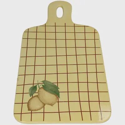 Decoratieve dolomieten serveerplank met citroen