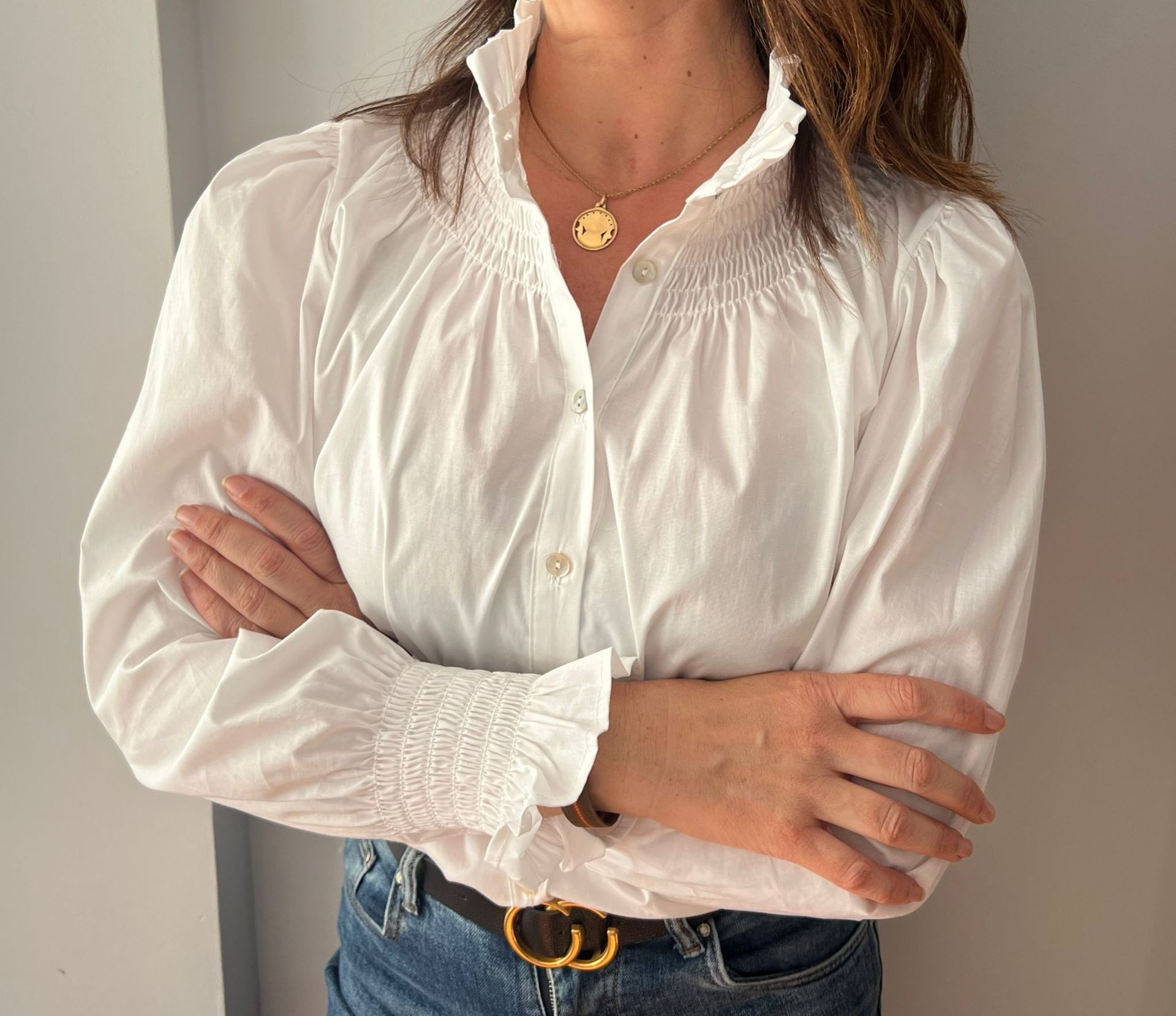 Blusa blanca abullonada