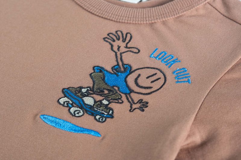 Someone – Jongens Longsleeve Skateboard Print – Bruin