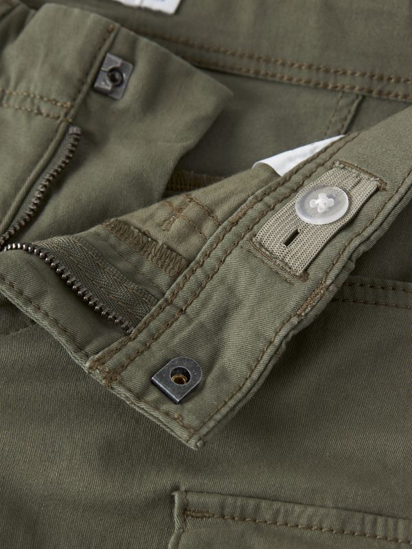 13198124 – Olijfgroene cargo short voor jongens