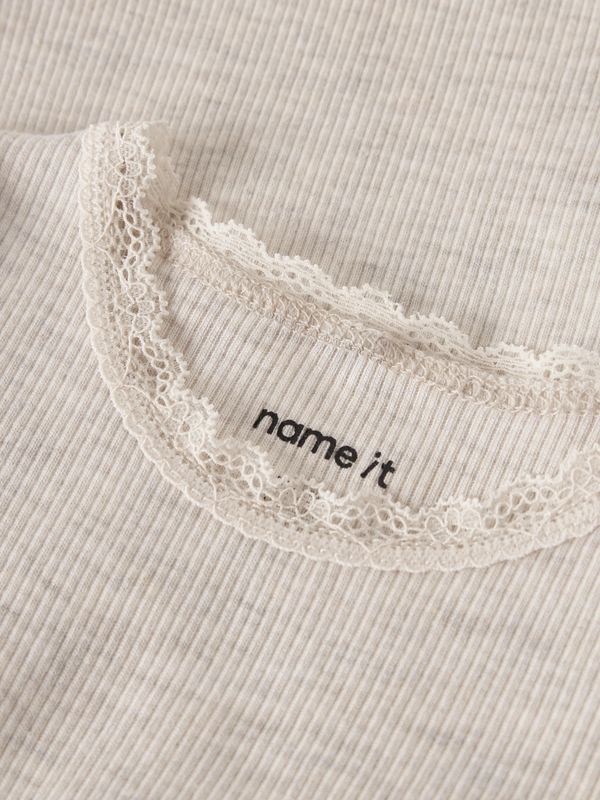 13198038 – NAME IT Baby Body met Kant – Beige