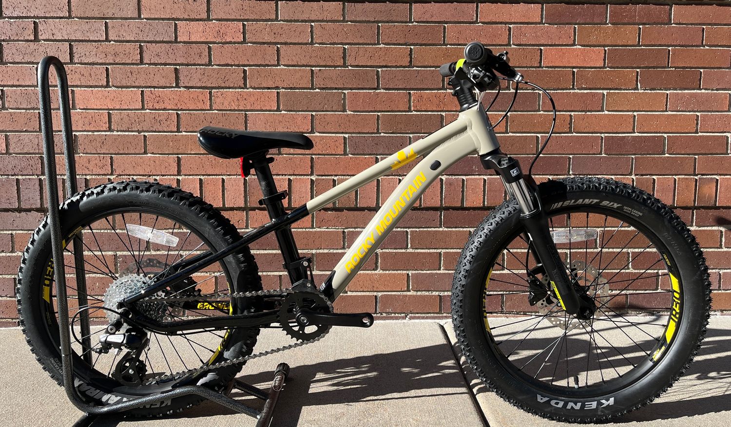 Rocky Mountain Growler Jr. 20- Black/ Beige