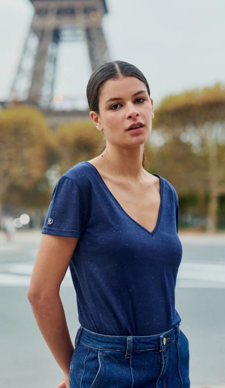 Camiseta azul marino con detalles en brillo