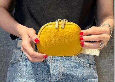 monedero de cuero granulado amarillo