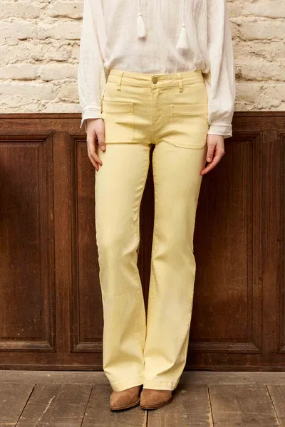 Vaquero acampanado amarillo