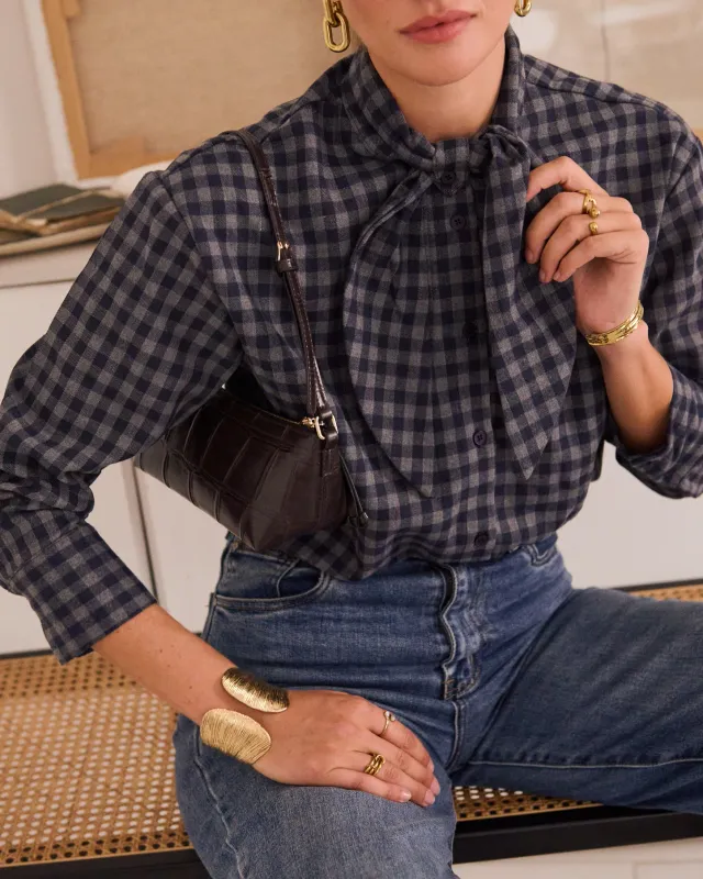 Camisa de cuadros y lazo