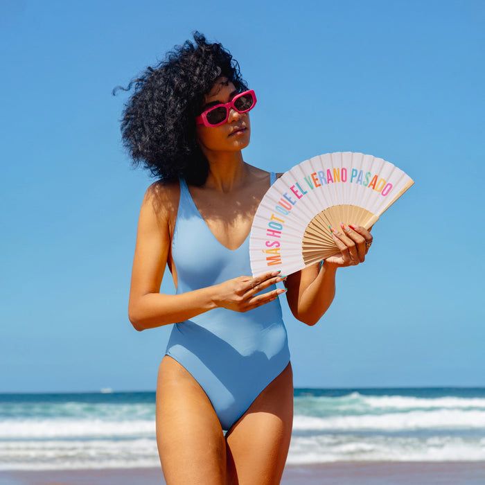 Abanico “Más Hot que el Verano Pasado” .