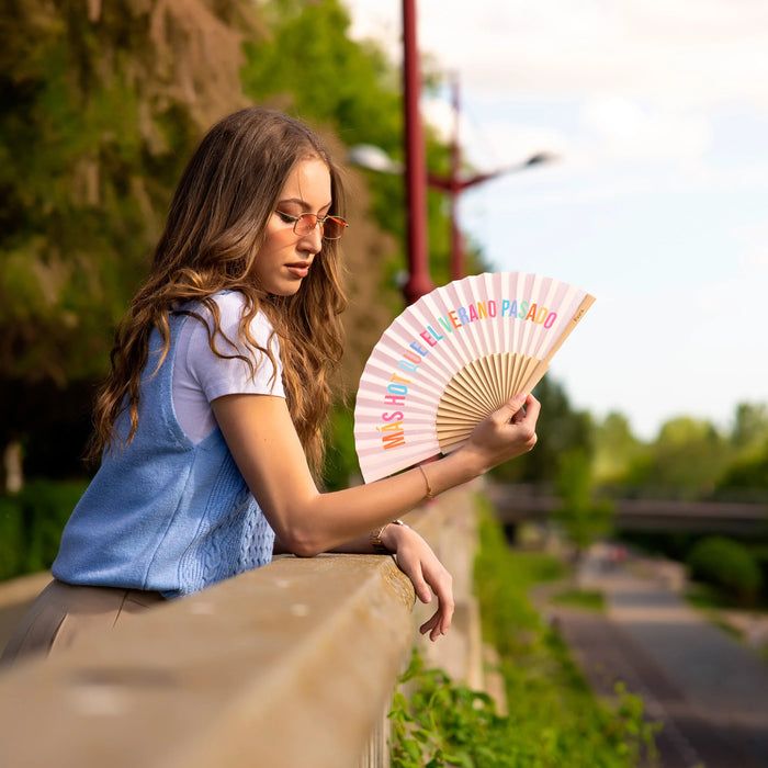 Abanico “Más Hot que el Verano Pasado” .