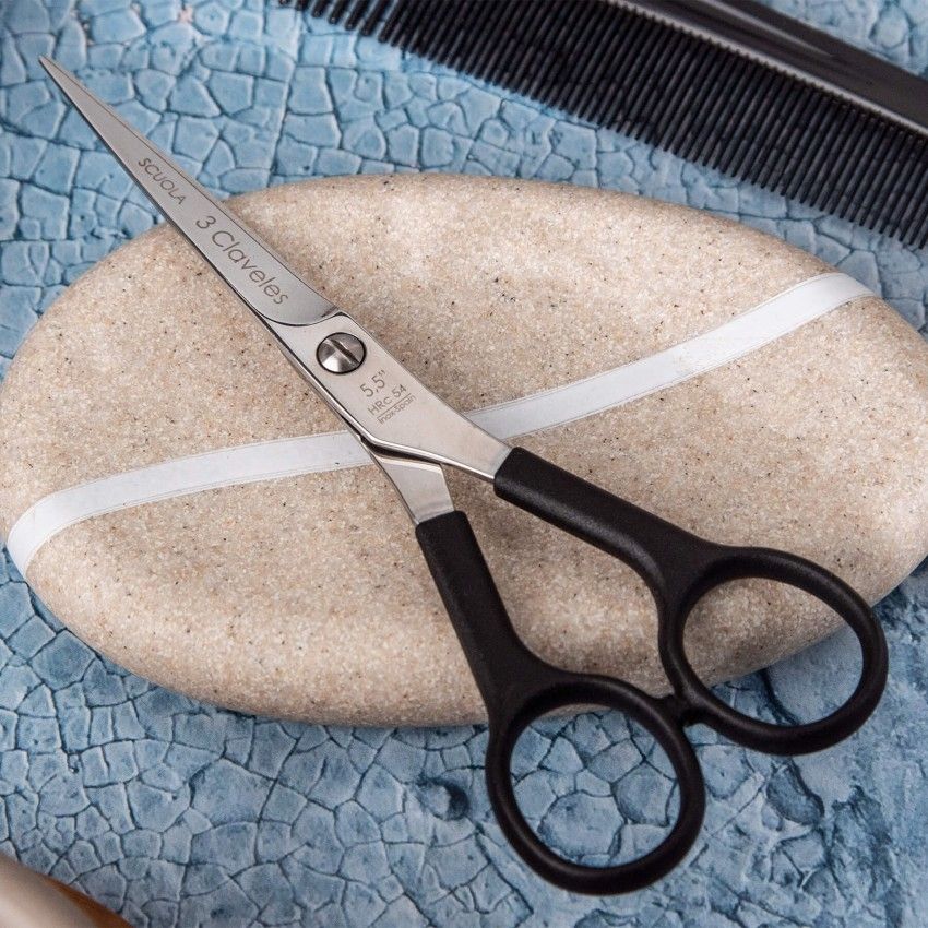 Tijera 3Claveles Peluquería.