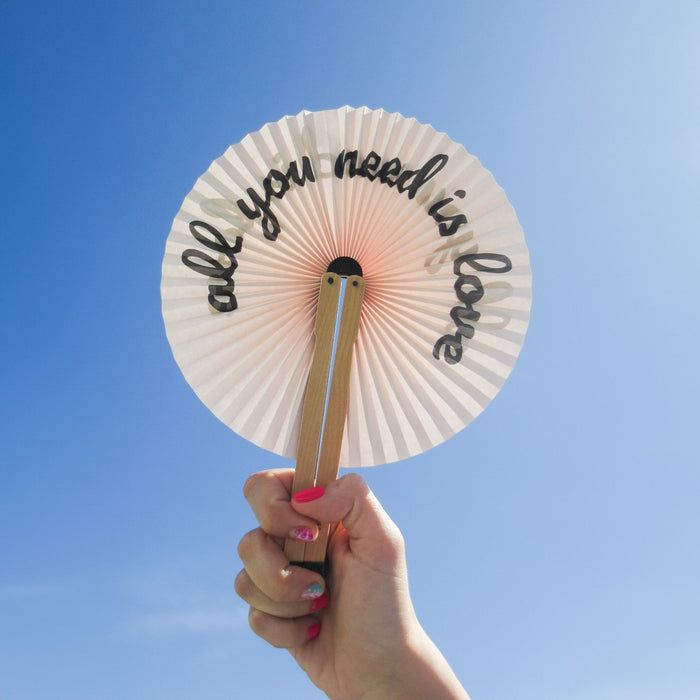 Abanico pai pai “all you need is love”.