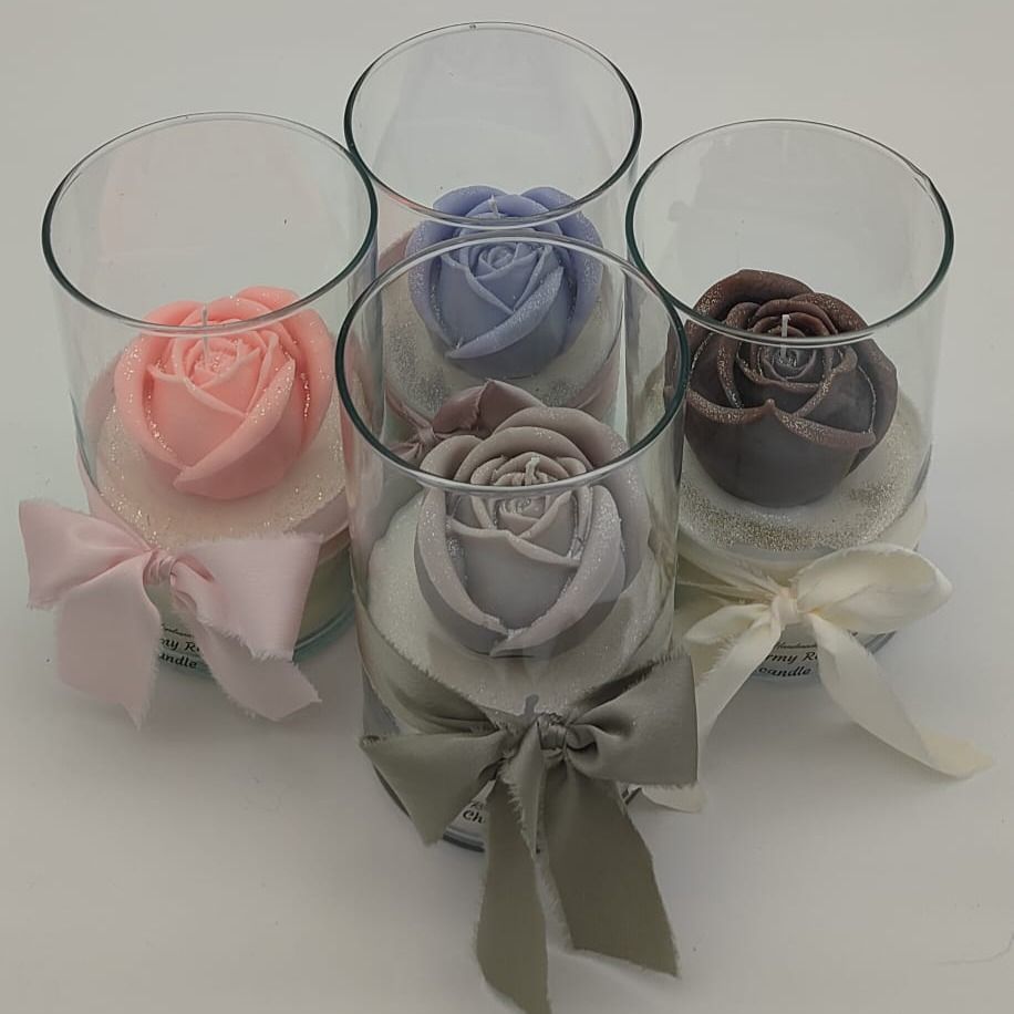 Rose in glass container / Rose in vaso