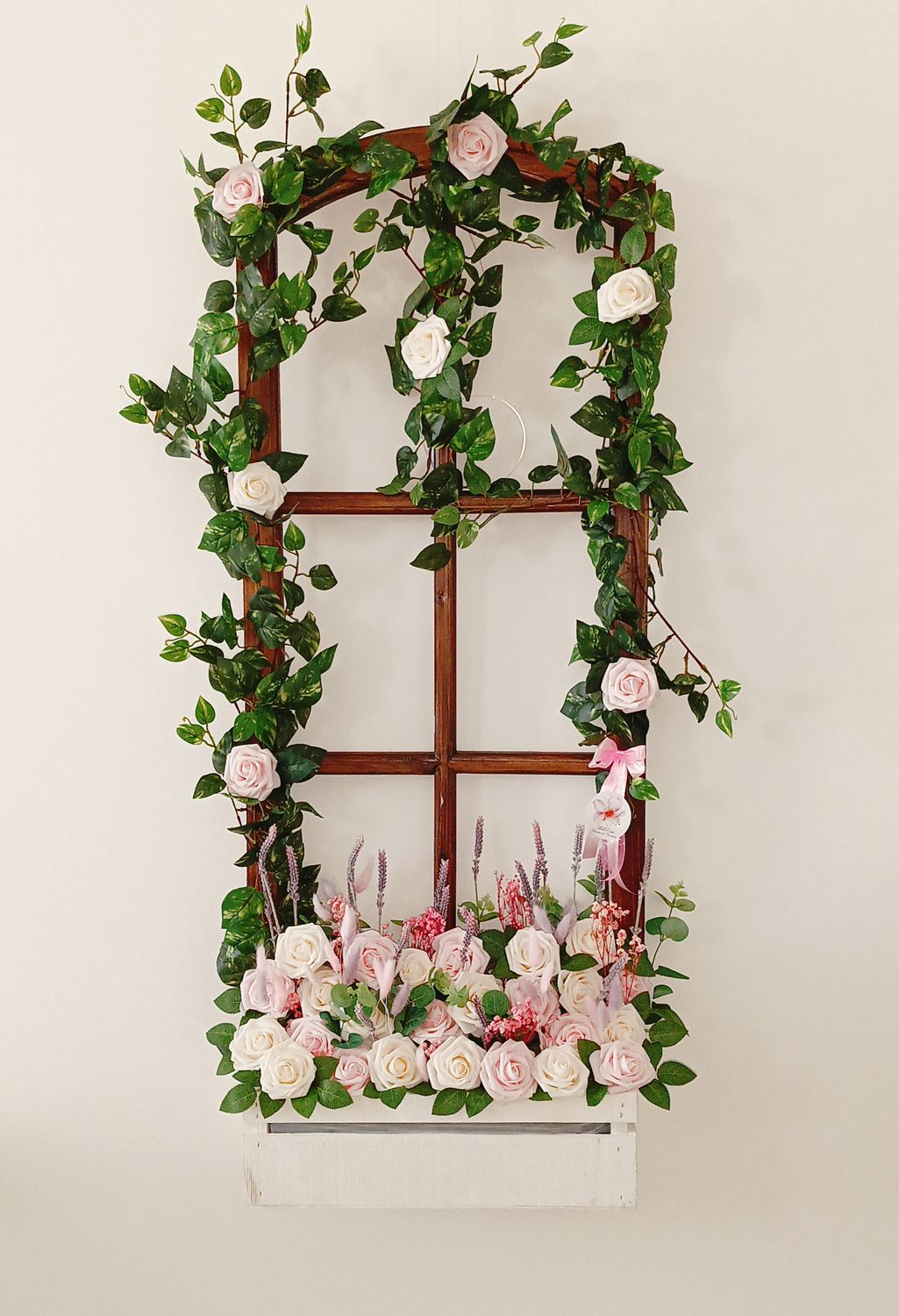 Decorated wooden window / Finestra di legno decorata