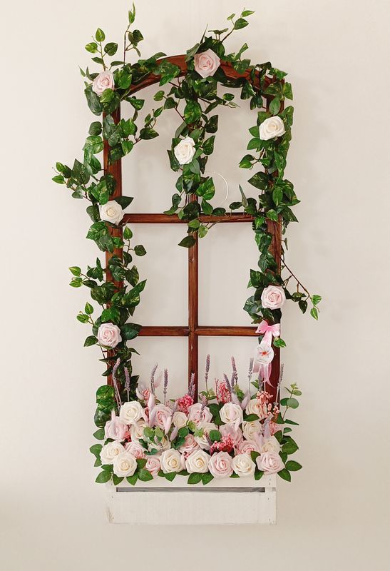 Decorated wooden window / Finestra di legno decorata