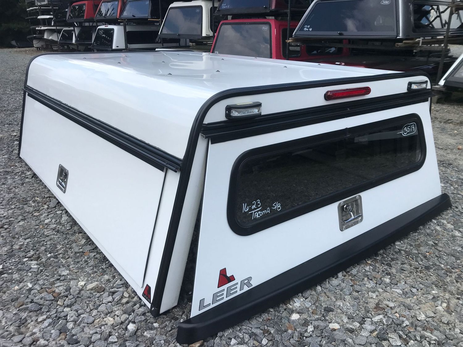 2016-2023 Toyota Tacoma 6.2' bed, Leer DCC (Used)