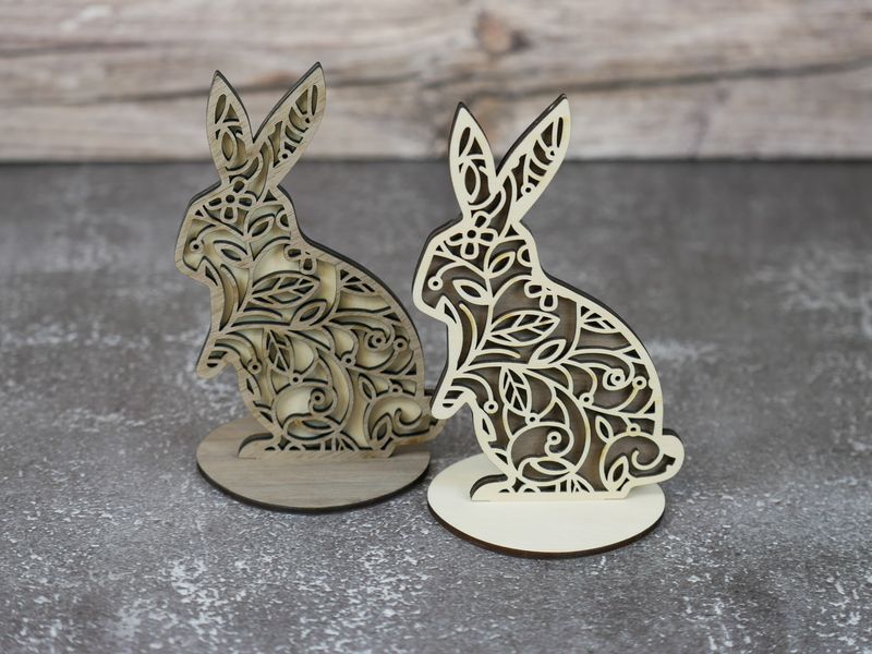 Osterhase Mandala mit Standfuß – dekoratives Multilayer-Holzkunstwerk