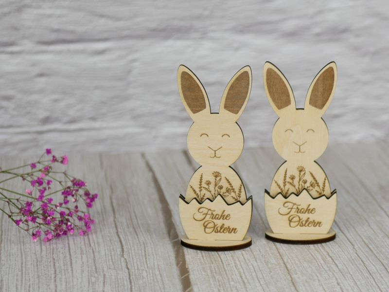 Holz Osterhase mit Standfuß – Frohe Ostern Osterdeko aus Holz – Gelaserter Hase im Ei – Niedliche Geschenkidee zu Ostern – Tischdeko Frühling