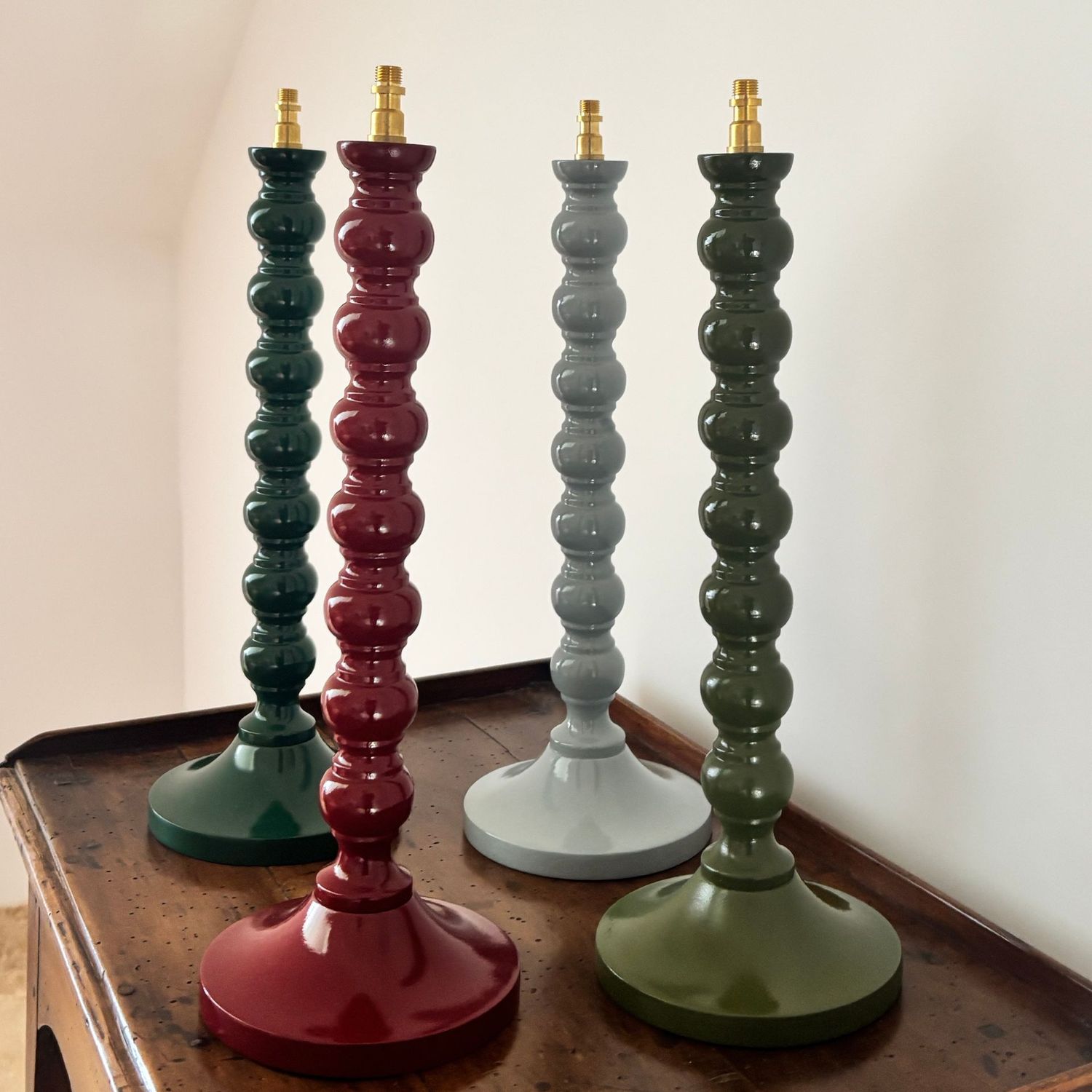 Lampe en hêtre peint et vernis à la main