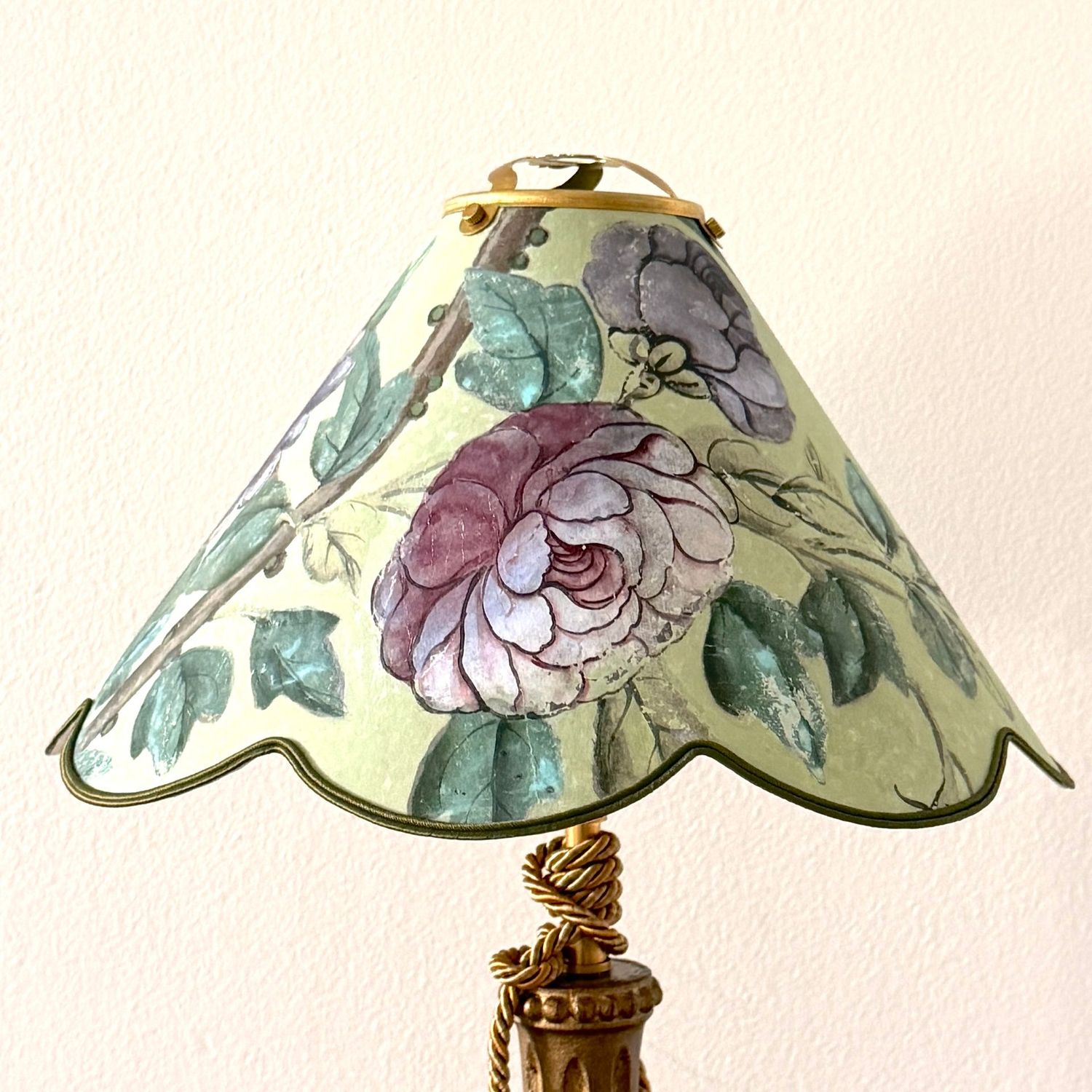 Abat-jour conique à festons en papier peint Canton Antoinette Poisson