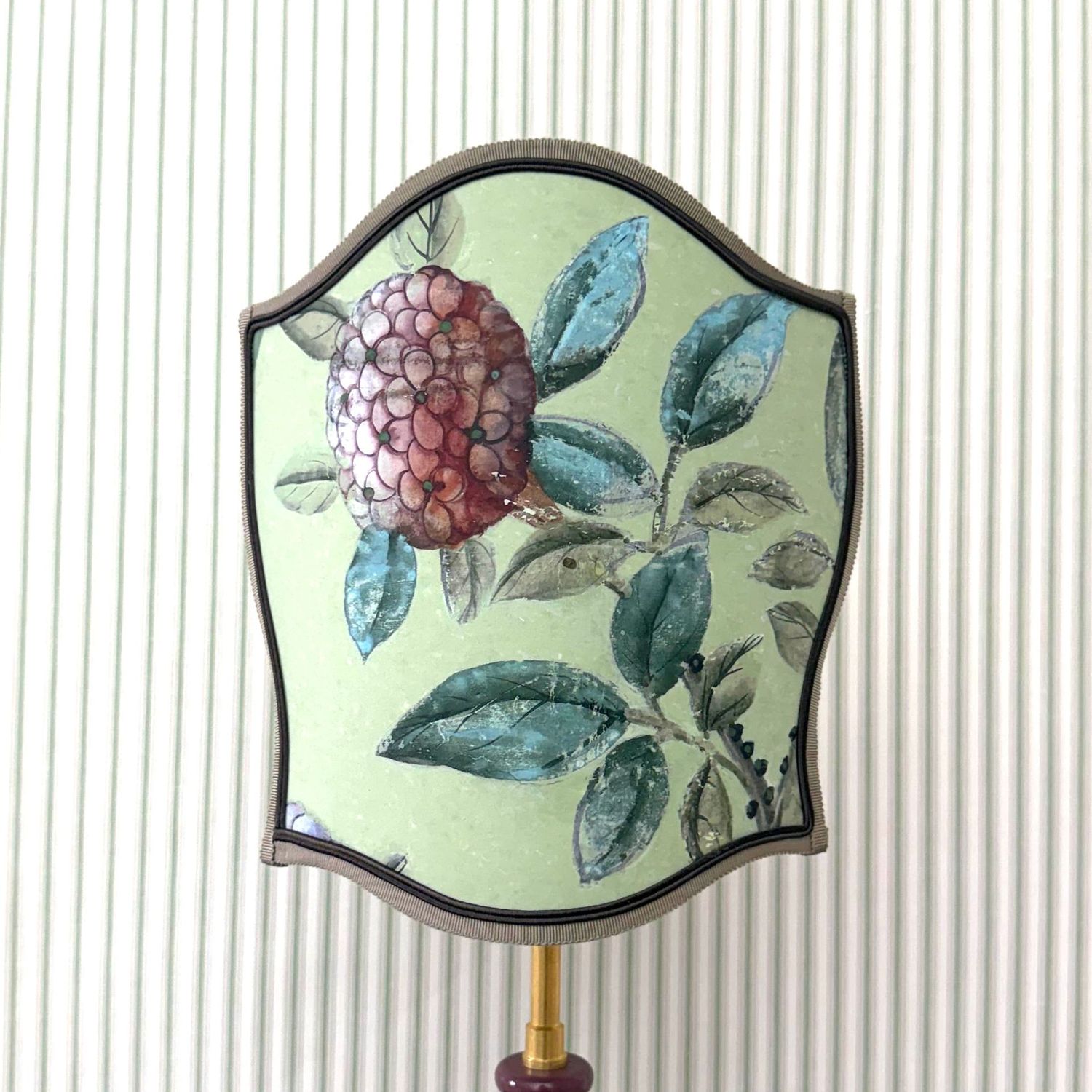 Abat-jour écran galbé en papier peint Canton Antoinette Poisson