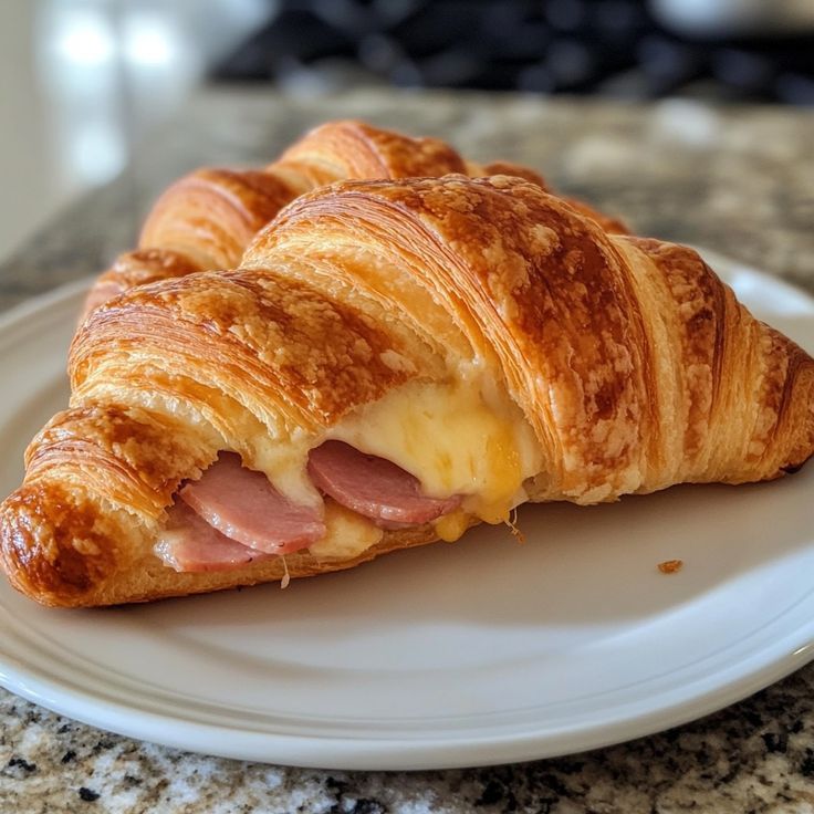 CROISSANT AU SAUCISSON