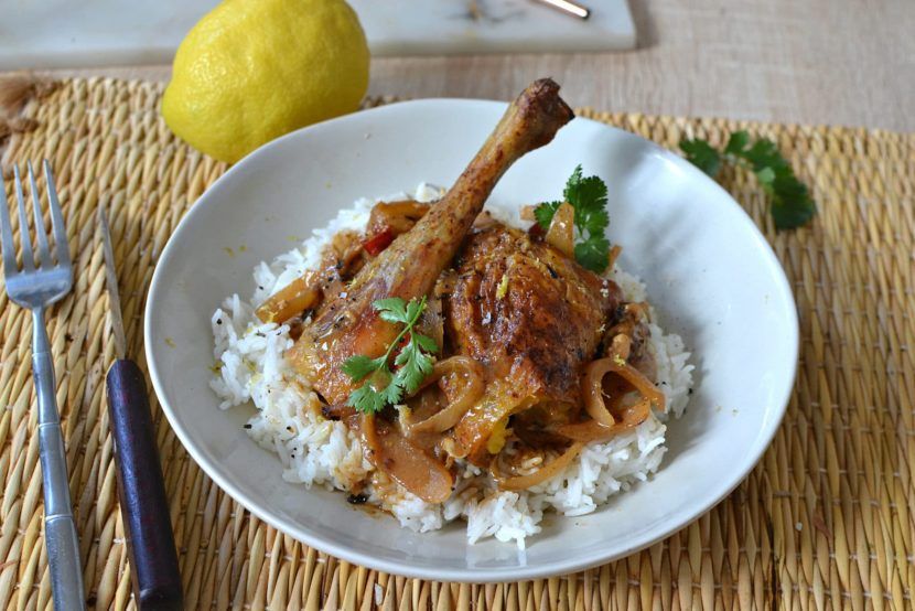 POULET YASSA SERVI AVEC DU RIZ BLANC