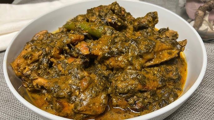 POISSON FUMÉ SAUCE ARACHIDE AVEC ÉPINARD OU COCO