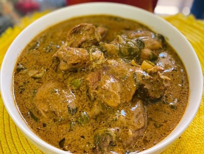 BŒUF SAUCE ARACHIDE AVEC ÉPINARD OU COCO
