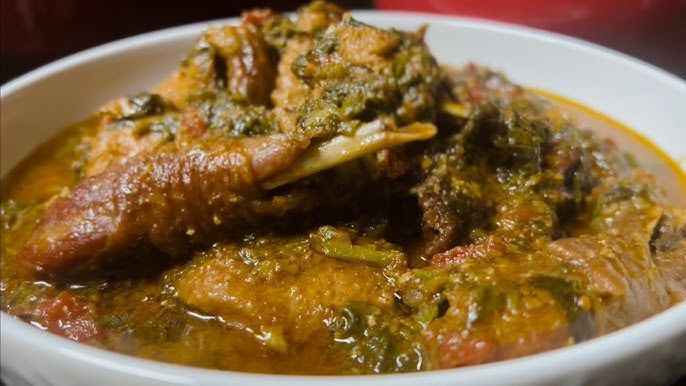 DÉMI POULET FUMÉ SAUCE ARACHIDE AVEC ÉPINARD OU COCO