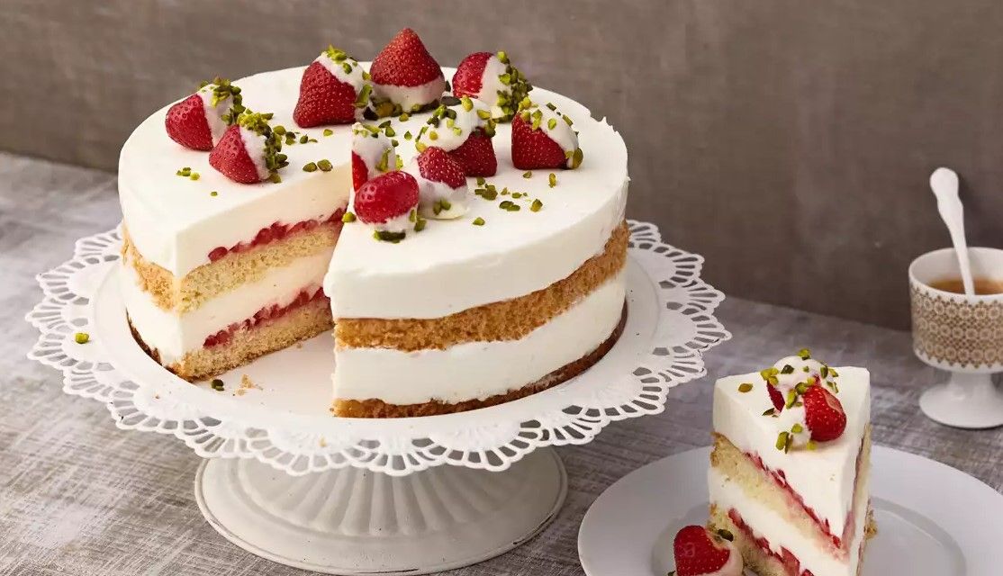 GATEAU D&#39;ANNIVERSAIRE A LA FRAISE