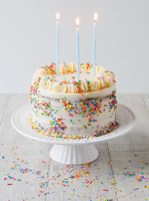 GATEAU D&#39;ANNIVERSAIRE A LA VANILLE