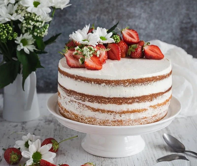 GATEAU D&#39;ANNIVERSAIRE A LA FRAISE