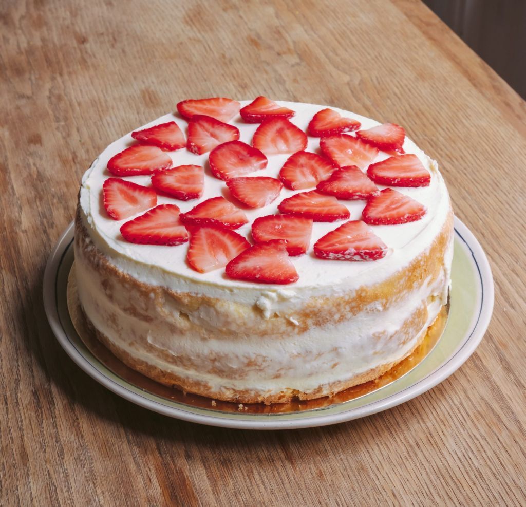 GATEAU D&#39;ANNIVERSAIRE A LA FRAISE