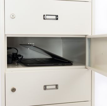 Veilige laptoplocker (7 vakken) van hoogwaardig staal, ideaal voor kantoren of scholen. Voorzien van afsluitbare vakken voor laptops tot 17″. Compact, sterk en eenvoudig te gebruiken.