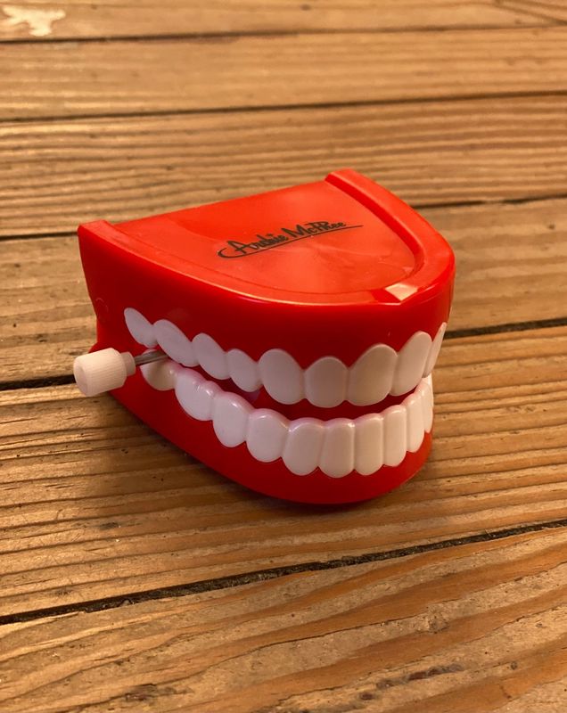Chattering Wind Up Teeth Toy 2